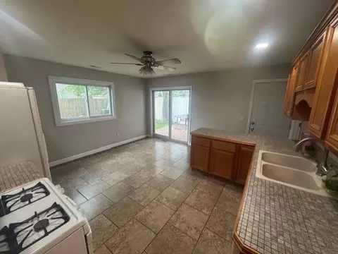 Kitchen - 5 Denham Dr, Montgomery, IL 60538 photo 2 of 2