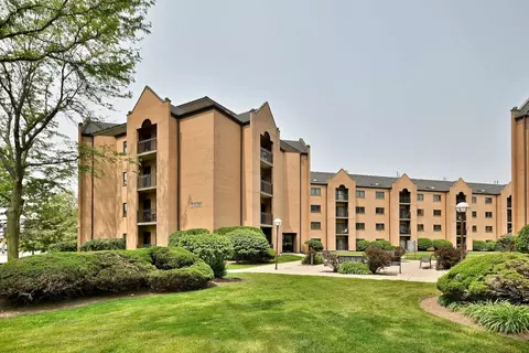 7420 W Lawrence Ave #402, Harwood Heights, IL 60706