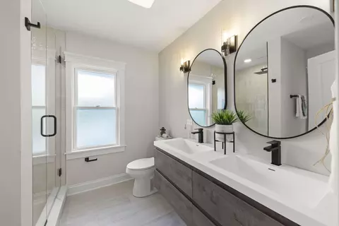 Bath - 342 Franklin Ave, River Forest, IL 60305 photo 2 of 3