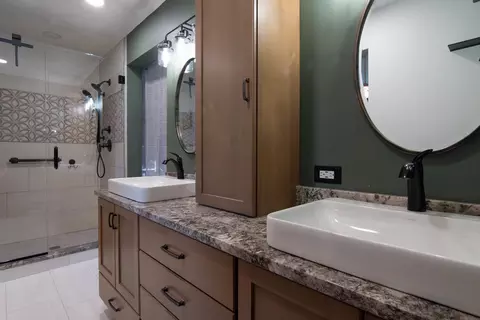 Bath - 3250 Mini Dr, Wadsworth, IL 60083 photo 1 of 6