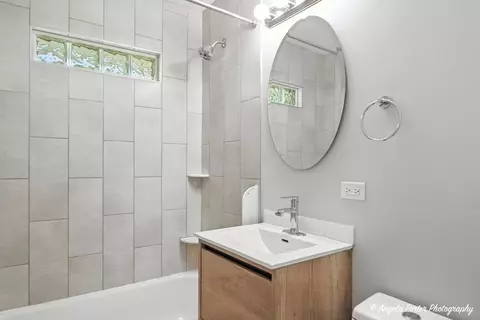 Bath - 4420 Clearview Dr, Mchenry, IL 60050 photo 1 of 1