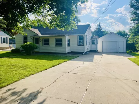705 S 7th St, Oregon, IL 61061