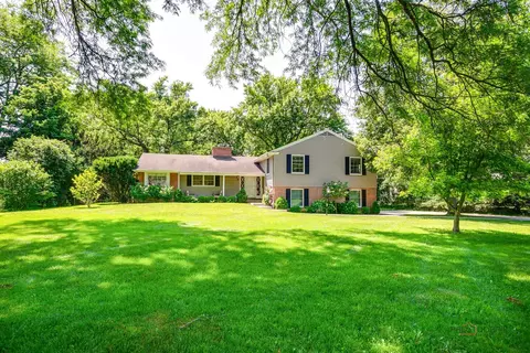 560 Golf Ln, Lake Forest, IL 60045