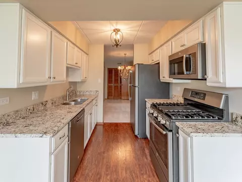 Kitchen - 4948 Circle Ct #704, Crestwood, IL 60418 photo 2 of 2