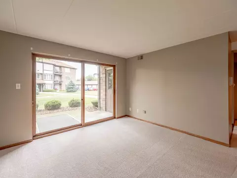 Living - 4948 Circle Ct #704, Crestwood, IL 60418 photo 2 of 2