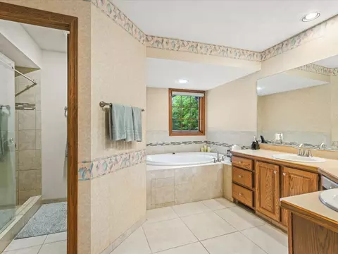 Bath - 10144 Joy Ct, Roscoe, IL 61073 photo 2 of 6