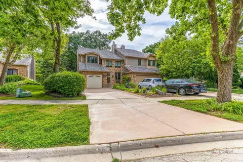 636 Walnut Oaks Dr, Roselle, IL 60172