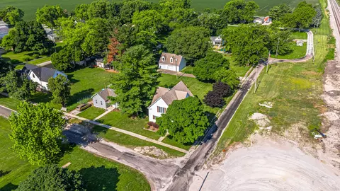 102 S Oak St, Arrowsmith, IL 61722 photo 2