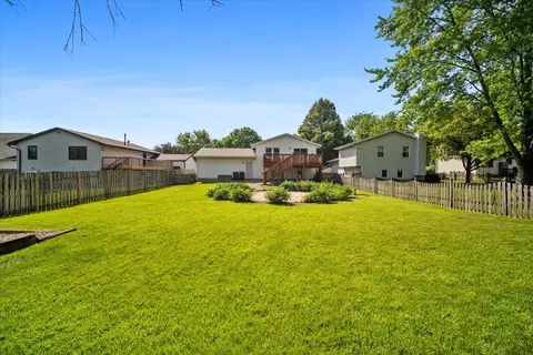 16 Rutherford Ct, Bloomington, IL 61705 photo 2