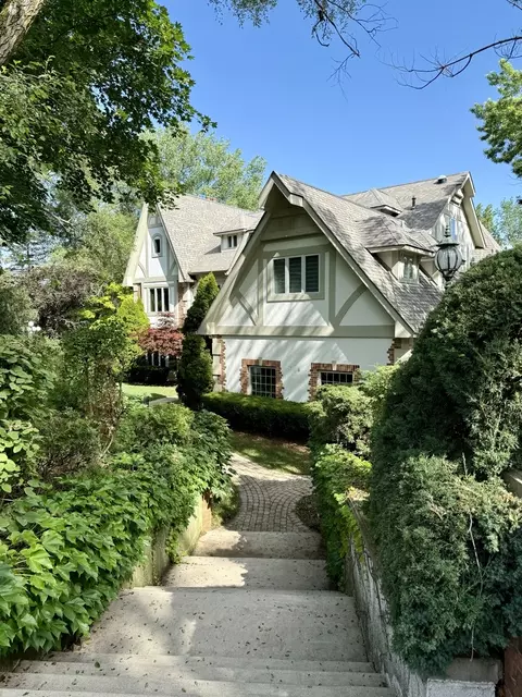 702 Bay Rd, Mchenry, IL 60051