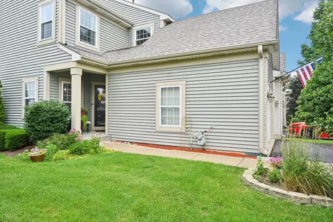 1021 Horizon Rdg, Lake In The Hills, IL 60156