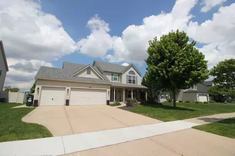 923 Western Ln, Yorkville, IL 60560