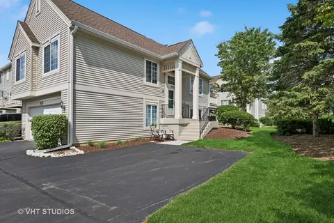 425 Cary Woods Cir, Cary, IL 60013