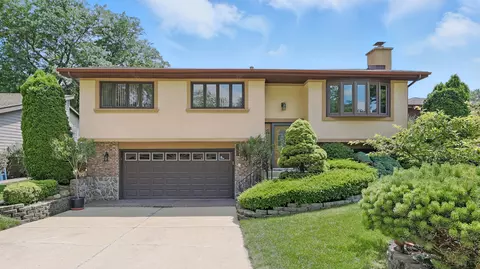 953 W Surrey Rd, Addison, IL 60101