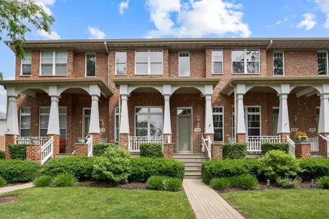 6112 Ironwood Ln, Lisle, IL 60532