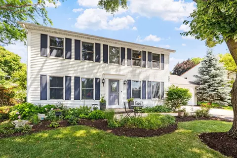 202 N Whispering Hills Dr, Naperville, IL 60540