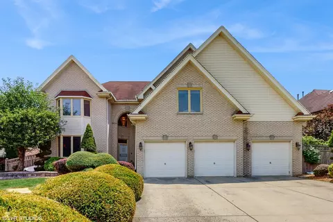 11 Carrington Ct, Hazel Crest, IL 60429