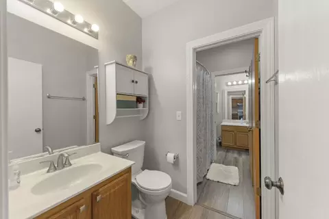 Bath - 2807 Sun Valley Dr, Plainfield, IL 60586 photo 2 of 3