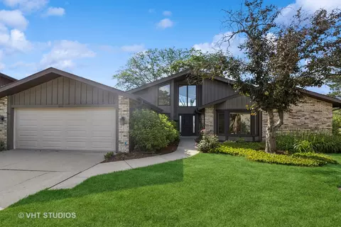 3118 River Falls Dr, Northbrook, IL 60062