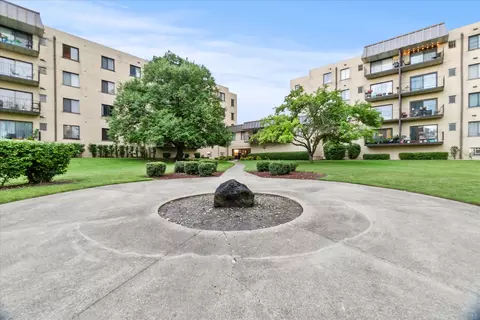 5840 W 104th St #212, Oak Lawn, IL 60453