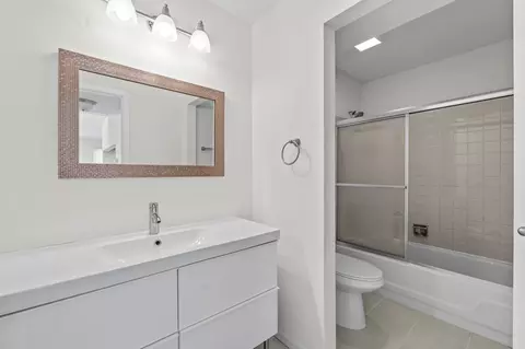 Bath - 388 Grissom Ct, Hoffman Estates, IL 60169 photo 1 of 2