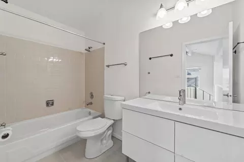 Bath - 388 Grissom Ct, Hoffman Estates, IL 60169 photo 2 of 2