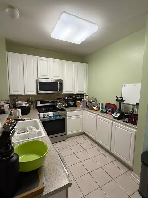Kitchen - 352 Bay Dr, Itasca, IL 60143 photo 1 of 2