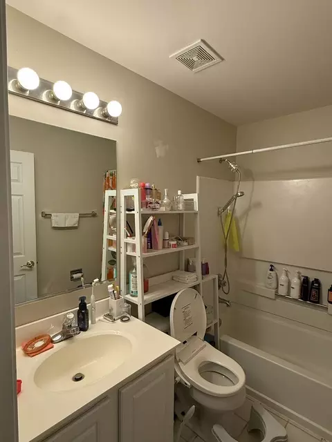 Bath - 352 Bay Dr, Itasca, IL 60143 photo 1 of 4