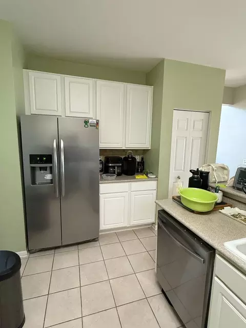 Kitchen - 352 Bay Dr, Itasca, IL 60143 photo 2 of 2