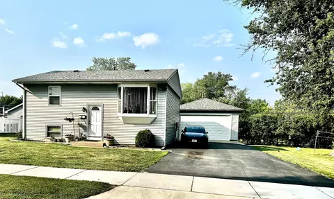604 W Wind Dr, Carpentersville, IL 60110