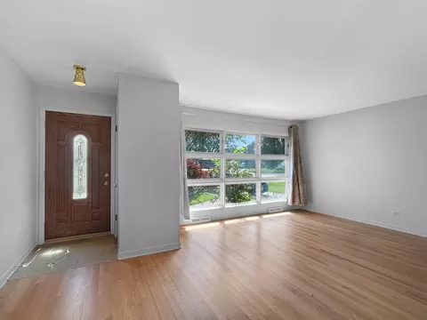 1048 Marshall Dr, Des Plaines, IL 60016 photo 4