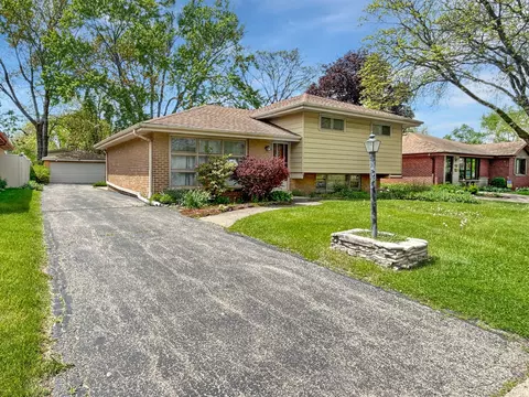 1048 Marshall Dr, Des Plaines, IL 60016 photo 2