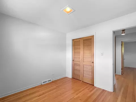 1048 Marshall Dr, Des Plaines, IL 60016 photo 14