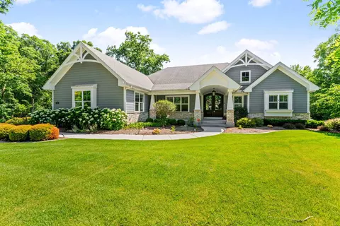 23 Retreat Ct, Elgin, IL 60124