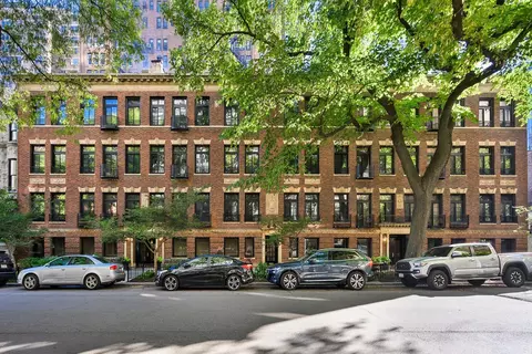 31 Elm St #3B, Chicago, IL 60611