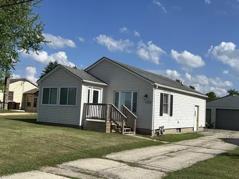 5147 E Chrysler Dr, Belvidere, IL 61008
