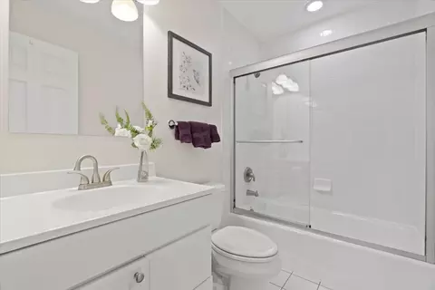 Bath - 7488 Bittersweet Dr, Gurnee, IL 60031 photo 5 of 7