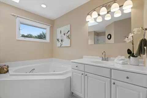 Bath - 7488 Bittersweet Dr, Gurnee, IL 60031 photo 2 of 7