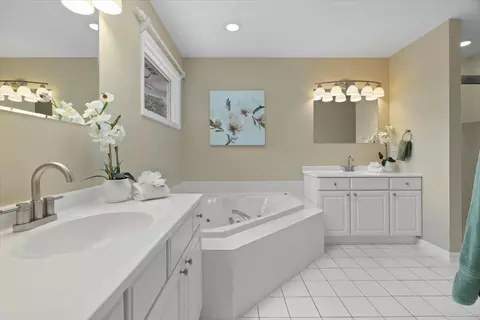Bath - 7488 Bittersweet Dr, Gurnee, IL 60031 photo 3 of 7
