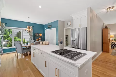 Kitchen - 7488 Bittersweet Dr, Gurnee, IL 60031 photo 4 of 5