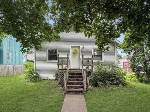 1260 W Palmer St, Freeport, IL 61032