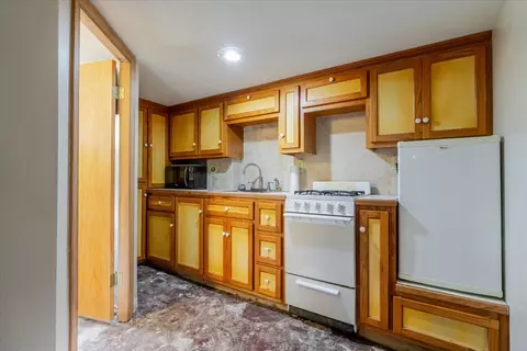 Kitchen - 1201 W Mill St, Bloomington, IL 61701 photo 4 of 4