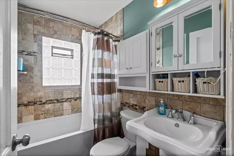Bath - 424 Howard Ave, Aurora, IL 60506 photo 1 of 1