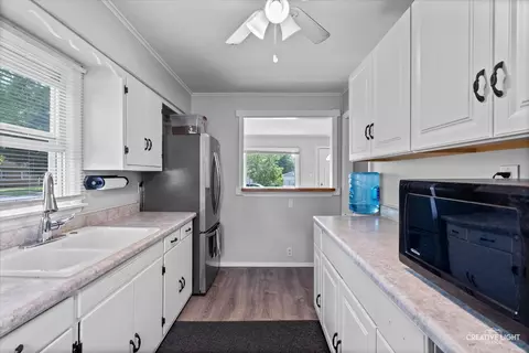 Kitchen - 424 Howard Ave, Aurora, IL 60506 photo 2 of 2