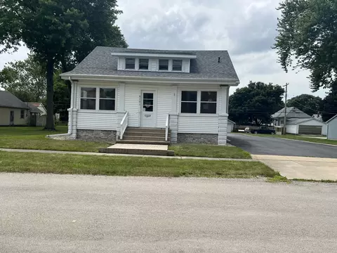 810 W Adams St, Clinton, IL 61727