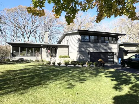 2916 Twin Oaks Dr, Highland Park, IL 60035