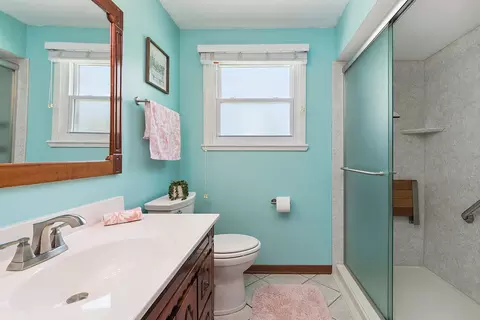 Bath - 5754 150th St, Oak Forest, IL 60452 photo 1 of 2