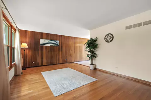 Living - 5754 150th St, Oak Forest, IL 60452 photo 2 of 4