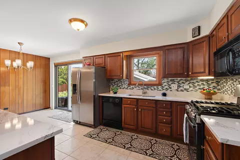 Kitchen - 5754 150th St, Oak Forest, IL 60452 photo 2 of 2