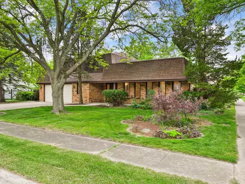3843 Lizette Ln, Glenview, IL 60026